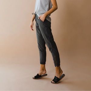 Albion Fit Heather Charcoal Jetsetters - Size Small